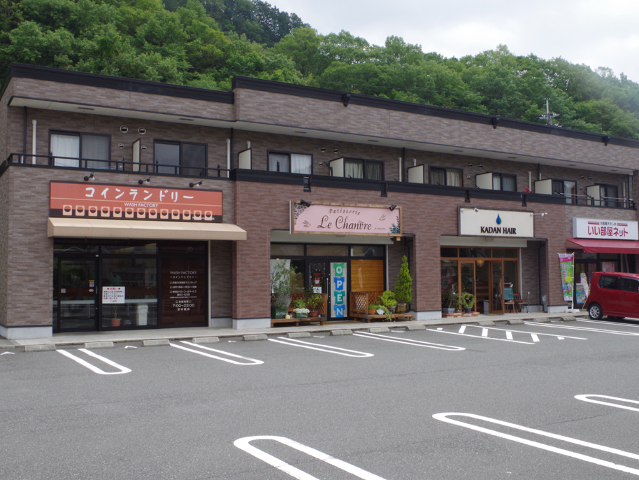 京都府南丹市園部町のケーキ・焼菓子・ミニクロのお店ル・シャンブルには広い駐車場があります